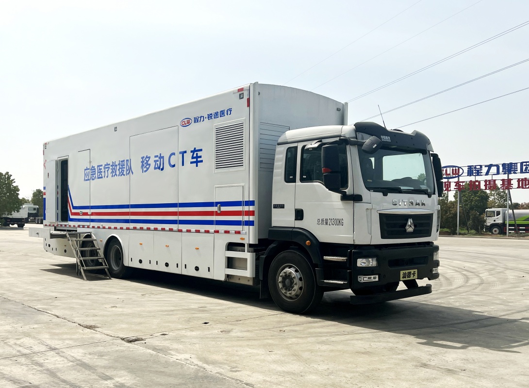 重汽汕德卡大型醫(yī)療車
