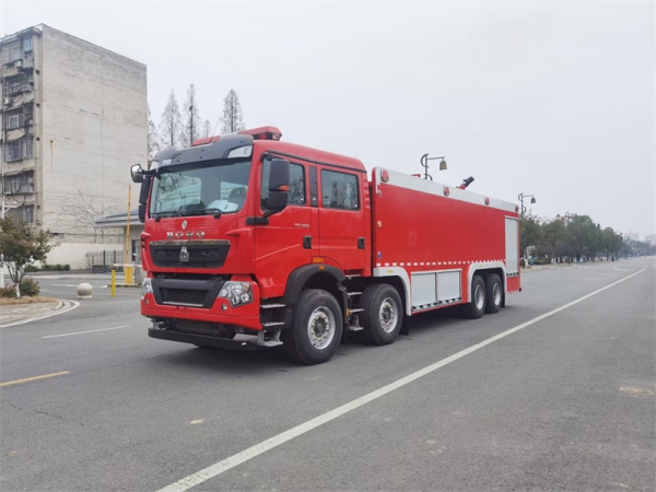 重汽豪沃干粉消防車